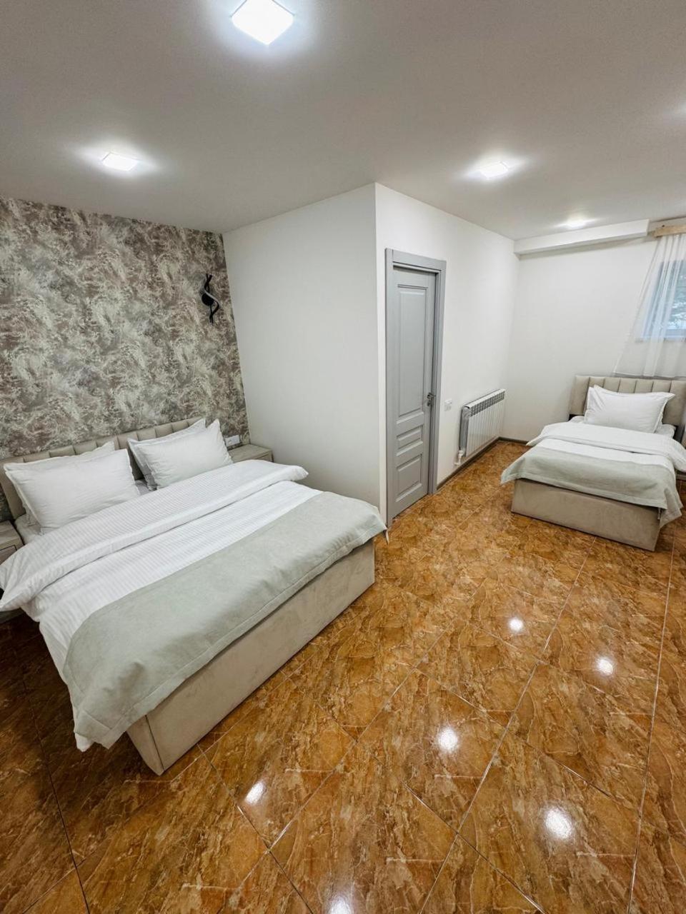 Hotel Lux Plaza P'arak'ar Esterno foto